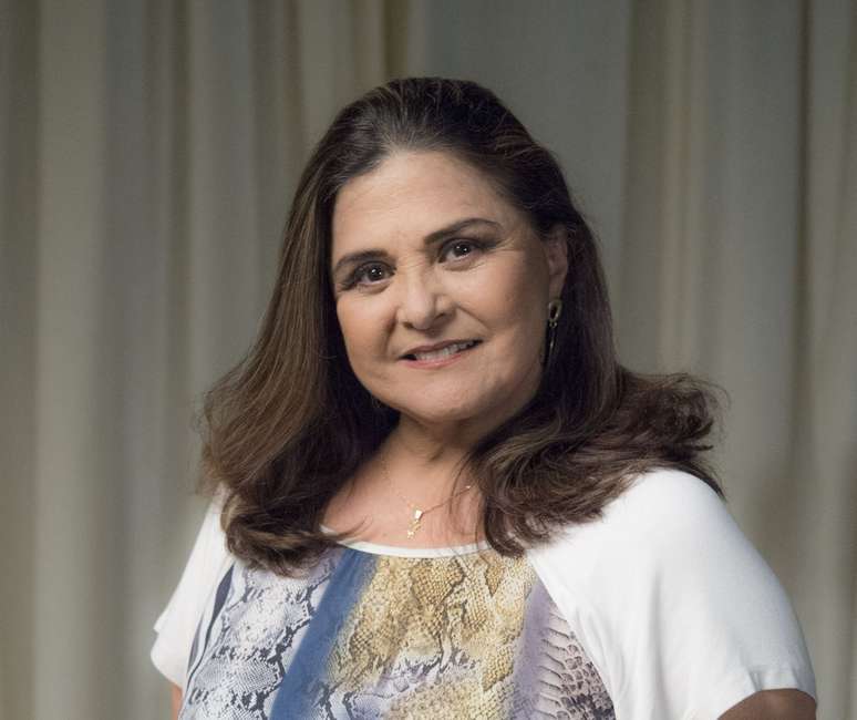 Elizângela teria sido dispensada de novela da Globo por recusar vacinação
